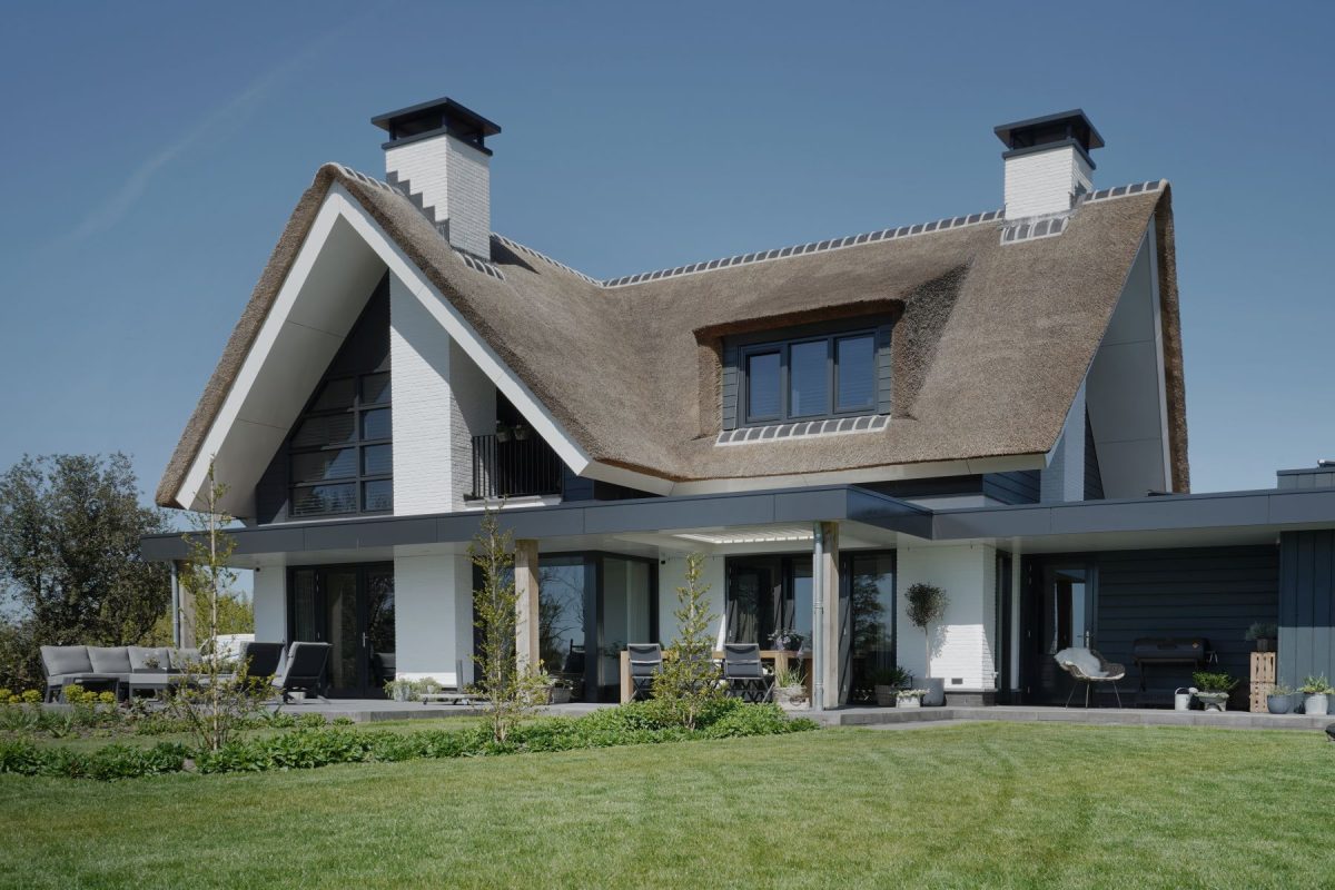 Landelijke moderne villa op een schiereiland in Boskoop - Houweling ...